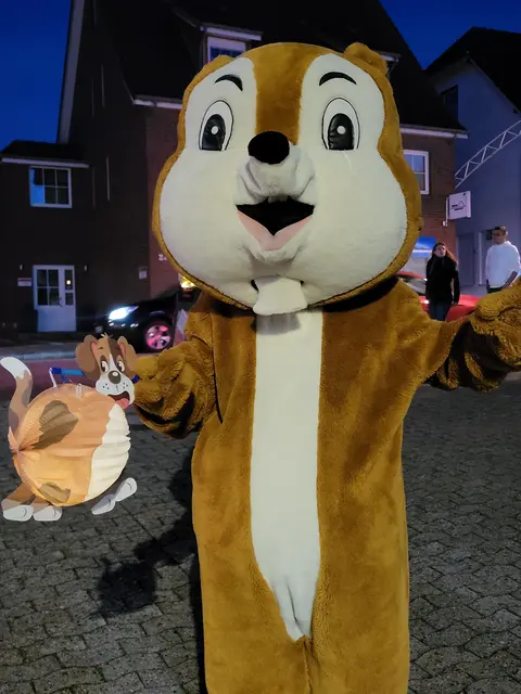 Auch Ekki geht gern mit seiner Laterne mit den vielen Kindern mit | Foto: sh