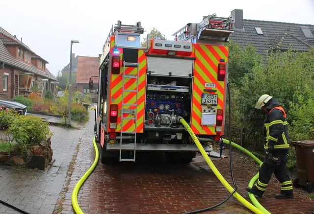 Vom Tanklöschfahrzeug aus kann sofort die Brandbekämpfung vorgenommen werden | Foto: Stefan Braun / Feuerwehr Stade