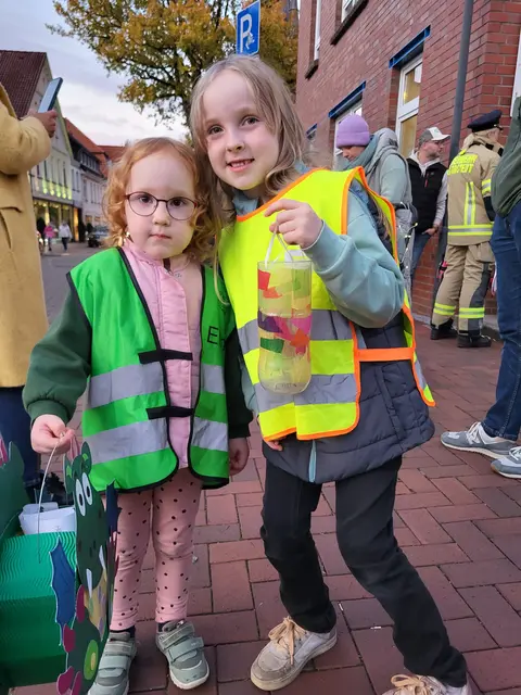 Die Schwestern Elina (li) und Edda Stöver zeigten im letzten Jahr stolz ihre selbstgebastelten Laternen | Foto: sh