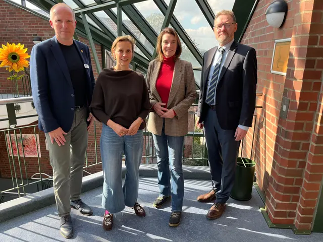 Setzen sich gemeinsam für die Umsetzung der B3neu-Ortsumgehung Elstorf ein: Bürgermeister Tobias Handtke, Bundestagsabgeordnete Dr. Cornell Babendererde (CDU) und Svenja Stadler (SPD) sowie Erster Kreisrat Josef Nießen (v. l.) | Foto: Gemeinde Neu Wulmstorf