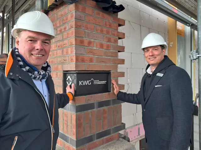 Bürgermeister André Wiese (li.) und Daniel Robionek (KWG) mit dem Viebrock-Eckstein für das neue Mehrfamilienhaus | Foto: Anika Werner