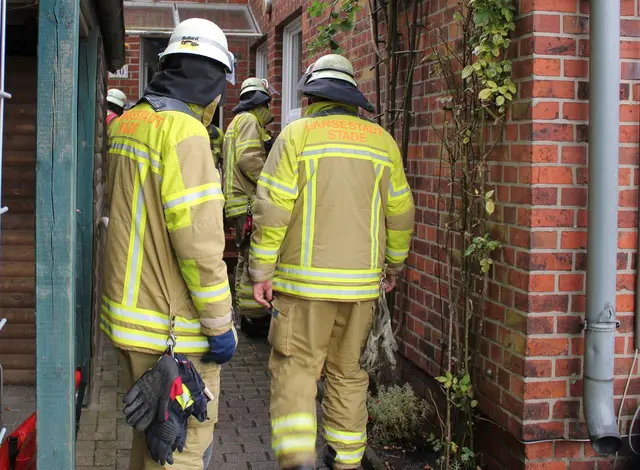 Die Feuerwehr war mit etwa 30 Einsatzkräften vor Ort | Foto: Stefan Braun / Feuerwehr Stade
