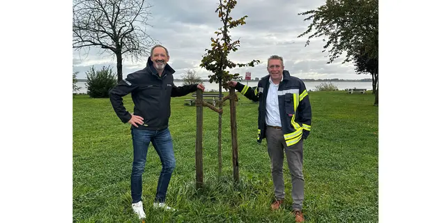 Nils Schütte (li.), Geschäftsführer Firma Lindemann, und Timo Gerke mit einem der gepflanzten Bäume

 | Foto: SG Lühe