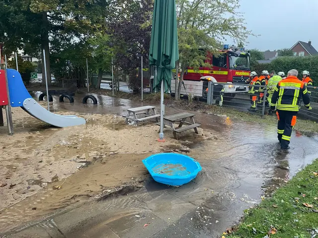 Ein Wasserrohrbruch auf dem Gelände des Kindergartens an der Carl-Benz Straße erforderte einen mehrstündigen Einsatz der Feuerwehr Maschen | Foto: Niels Höger/Thomas Müller, FF Maschen