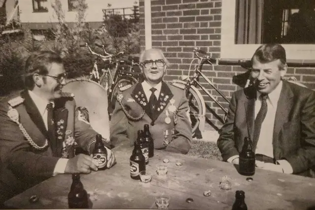 Anfang der 80er v.l. Vorsitzender Bernhard Scheele,  Ehrenvorsitzender Ernst Stein und Stadtdirektor Jens-Volkert Volquardsen | Foto: Archiv SK Borstel-Sangenstedt