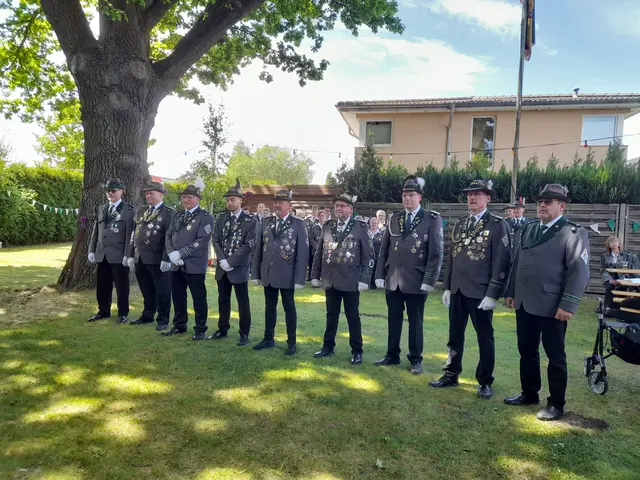 Insgesamt zehn Schützen schossen 2025  "scharf" auf die Königsscheibe (Maik Scheele moderierte und fehlt auf dem Bild) | Foto: Anika Werner