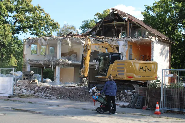 Jetzt rückten der Abrissbagger in der Lüllauer Straße an - für Kinder ein spannendes Spektakel  | Foto: pöp