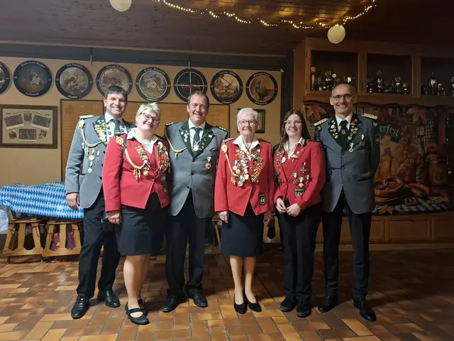 (v.l.n.r) Vorsitzender Marco Bürger, Vizekönigin Sandra Bühring, Vizekönig Daniel Bühring, Anne Schüürmann Beste Preisschießen, Marie Bürger Volksbankorden, Matthias Deeth 2. Vorsitzender | Foto: Renate Buchholz