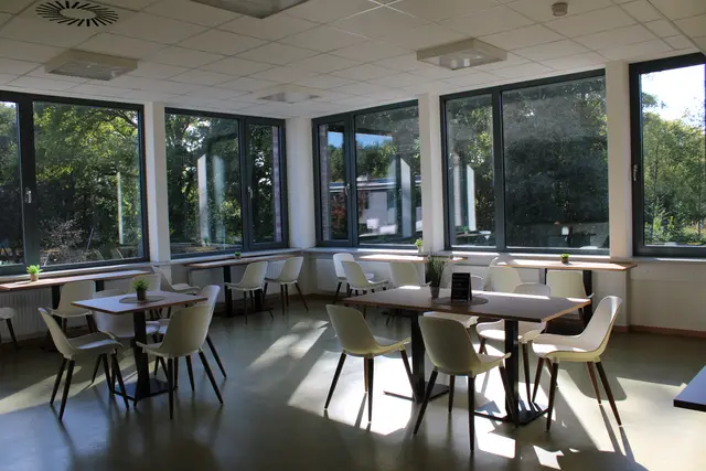 Mit Blick ins Grüne und viel Licht: die Cafeteria im Obergeschoss | Foto: pöp