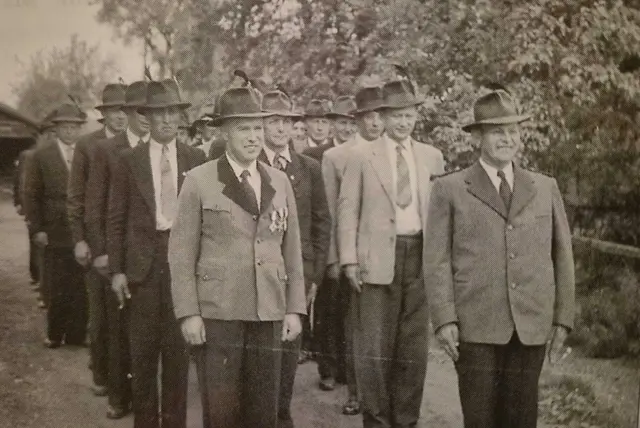 1952 Die ersten zwei Mitglieder haben schon eine Uniform. Die meisten tragen schon einen Schützenhut | Foto: Archiv SK Borstel-Sangenstedt