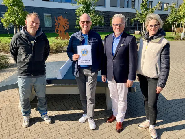 Freuten sich über die Spende: Sport-Obmann Marc Daburger (links) und Schulleiterin Linda Steuber (rechts) mit den Lions Ralf Meinecke (2.v.l.) und Lars Hagemeier (2.v.r.). | Foto: GAK