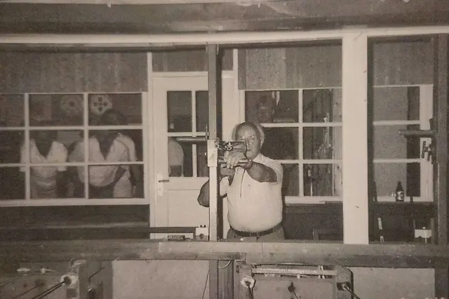 10.07.1992 letzter Schuss auf dem alten Schießstand durch den Ehrenvorsitzenden Ernst Stein | Foto: Archiv SK Borstel-Sangenstedt