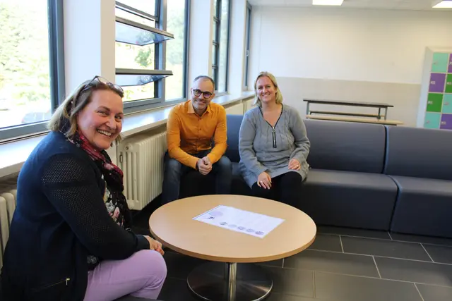 "Marktplatz" für kooperatives Lernen: Iris Strunk (li.), Tim Yalcin und Nadine Ohmann zeigen die neuen Lernorte in der Oberschule | Foto: pöp