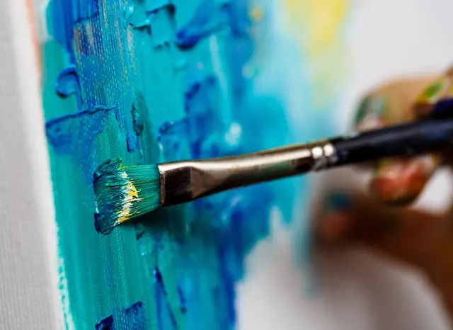 Acrylmalerei an der KVHS: Der Kurs verbindet Grundlagen, Techniken und kreative Experimente | Foto: Freepik