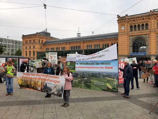 Die Bürgerinitiativen aus dem Landkreis Harburg und Umgebung trafen sich am Hannoveraner Hauptbahnhof zur Demonstration | Foto: Angelika Jarcho