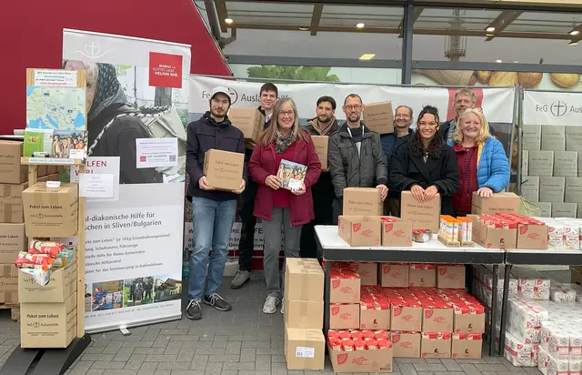 Bei der erfolgreichen Packaktion in Garstedt: die Initiatoren Karin Bruns (3. v. li.) und Ehemann Uwe (hi. re.) mit ihren Helfern | Foto: Bruns