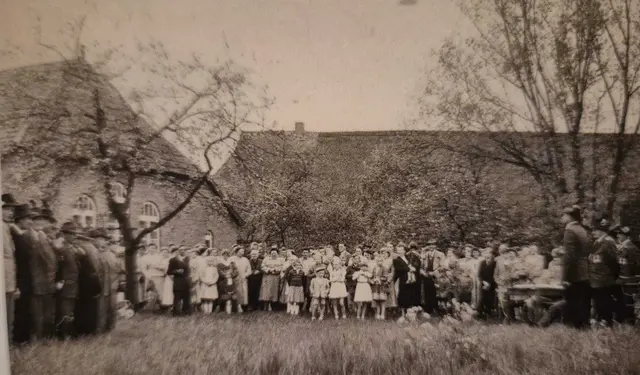 Königsproklamation Anfang der 50er Jahre hinter Rabelers Gasthaus | Foto: Archiv SK Borstel-Sangenstedt