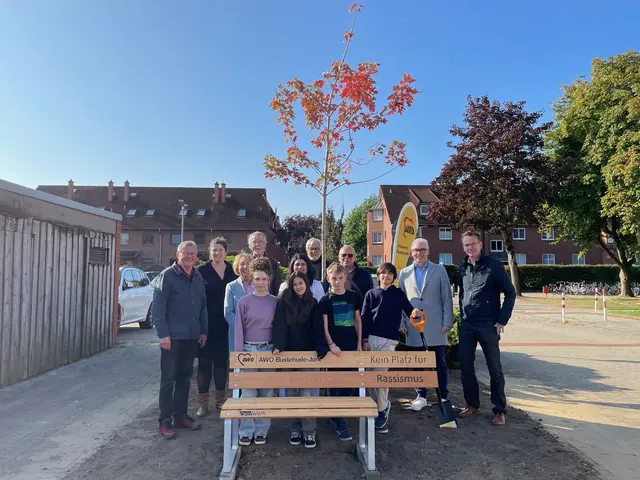 Schülerinnen und Schüler des Schulzentrums Jork sowie Vertreter der AWO und Gemeinde mit dem Demokratiebaum und der Anti-Rassismus-Bank | Foto: Gemeinde Jork
