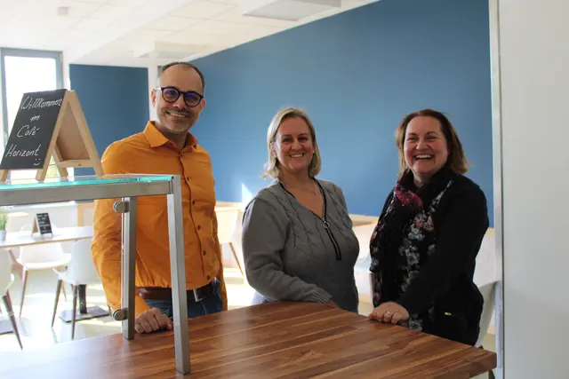 Von den Schülern in Eigenarbeit schön gestaltet: Die Cafeteria im Obergeschoss, über die sich auch Tim Yalcin, Nadine Ohmann (li.) und Iris Strunk freuen  | Foto: pöp