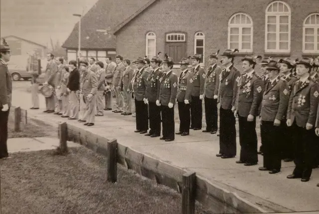 70er Jahre Antreten vor dem "alten" Schützenhaus hinter Rabelers Gasthaus | Foto: Archiv SK Borstel-Sangenstedt