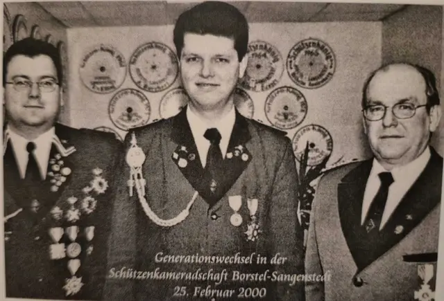 25.02.2000 Generationswechsel bei der Schützenkameradschaft  v.l. stv. Vorsitzender Maik Scheele,  Vorsitzender Rüdiger Lenk und Ehrenvorsitzender Bernhard Scheele | Foto: Archiv SK Borstel-Sangenstedt