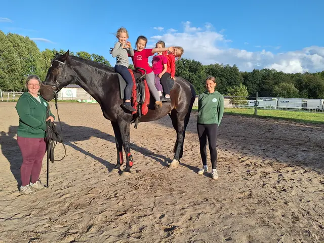 Co-Trainerin Birte Könecke (v. li.) hält Vereinspferd Domingo für Leni Pegelow, Lupita Bumann, Pia Könecke und Nele Könecke fest. Rechts Co-Trainerin Eva Gärtner | Foto: Kohlmus