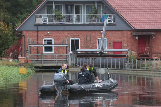 Die Polizei suchte mit einem Sonarboot die Luhe nach weiteren Knochen und anderen Spuren ab | Foto: ks
