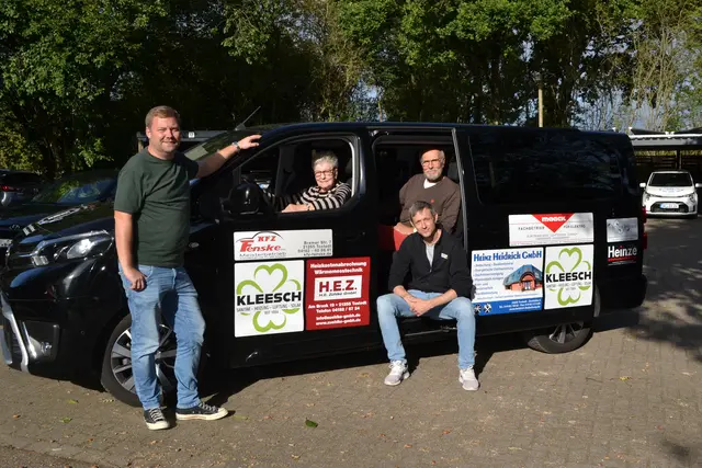 Herbergsvereinsgeschäftsführer Helge Johannsen (li.) und Pflegedienstleiter Dennis Grass (re.) mit den Senioren Wilma Mohrmann und Heinz-Jürgen Wiegel  | Foto: bim