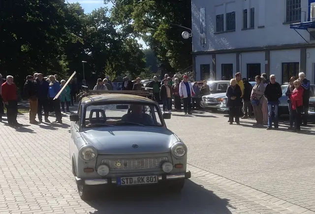 Alte Schätzchen vor dem Filmmuseum: Ein Oldtimer-Club aus Stade war zu Besuch, unter anderem mit einem Trabant | Foto: Smidt