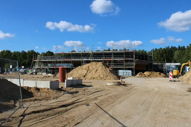 Noch stehen Gerüste am Bau, im Dezember soll der neue Aldi-Markt eröffnen | Foto: pöp