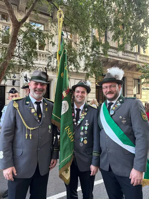 SV Elstorf in New York (v. l. Christian Seepolt, 1. Kommandeur, Felix Benecke, 2. stellvertretender Kommandeur, Torsten Kohnert) | Foto: SV Elstorf