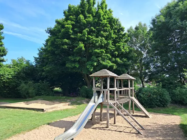 Aus Spielplatztutm wird bald ein Wachturm. Das neue Feuerwehrhaus wird auf dem Gelände des Spielplatzes am Neulandsweg gebaut | Foto: Anika Werner