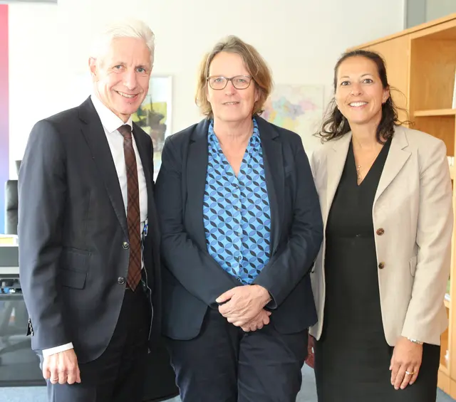 Landrat Rainer Rempe und Kreisrätin Ana Cristina Bröcking (re.) verabschieden Katrin Richter-Fuss in den Ruhestand | Foto: Landkreis Harburg
