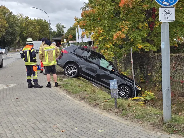 Zwei Pkw kollidierten im Kreuzungsbereich Maschener Straße/Rieselwiesen in Hittfeld Die Feuerwehr klemmte eine Fahrzeugbatterie ab | Foto: Pressestelle Feuerwehr Seevetal