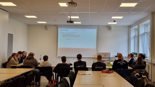 Theoretische Ausbildung Sprechfunk | Foto: Feuerwenr