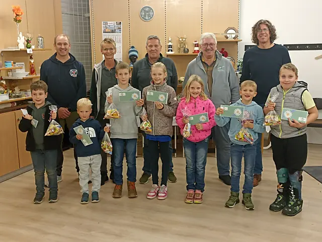 Die Gewinner, Organisatoren und Unterstützer auf einem Blick: Joel Prinz (Fredenbeck), Fiona Merke (Fredenbeck), Hannes Fitschen (Kutenholz), Felix Marquardt (Wedel), Nora Dammann (Helmste), Matteo Kleimeier (Fredenbeck), Ole Goslar (Kutenholz), Finn Missal (Fredenbeck), Alexander Wenderoth (Kutenholz) und Levke Böckel (Mulsum) | Foto: Schnackenberg