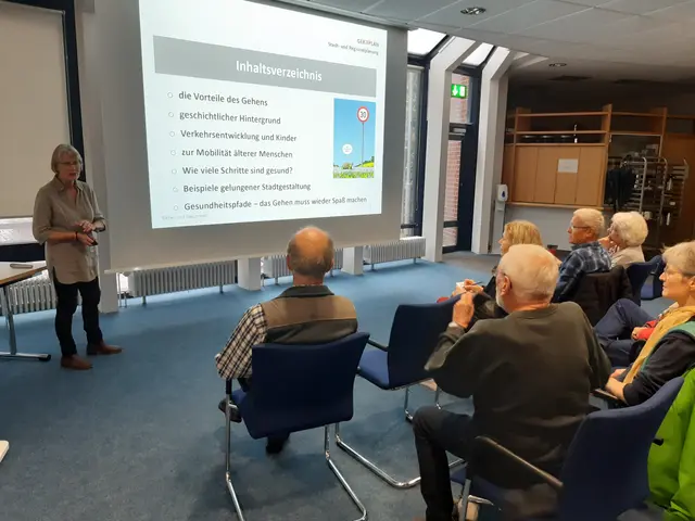 Angelika Schlansky (li., Fuß e.V.) verdeutlichte die gesundheitliche und soziale Bedeutung des Fußverkehrs | Foto: Stadt Buchholz