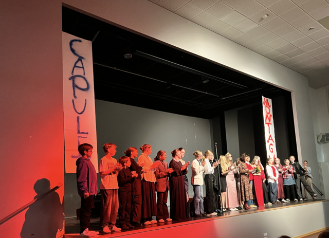 Mit Begeisterung bis zur letzten Szene: Die Theater-AG des Gymnasiums Tostedt gemeinsam mit Lehrerin Eschner, die schon das nächste Stück in Aussicht stellt | Foto: Tina Lüecke