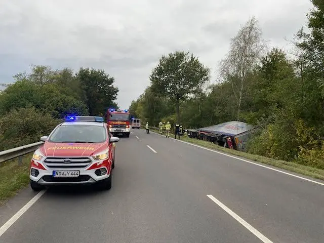 Der Sattelzug im Straßengraben | Foto: Polizei