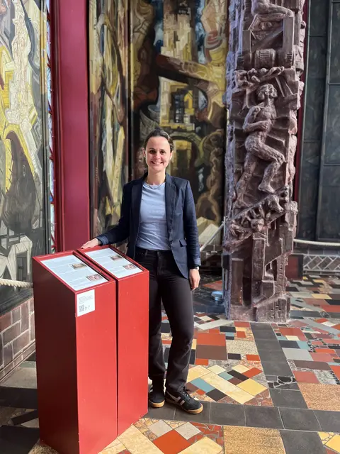 Bald digitales Angebot statt Info-Stelen: Sophie Hüppe, Referentin für Bildung und Vermittlung im Museum Kunststätte Bossard, im "Kunsttempel" | Foto: Museum Kunststätte Bossard