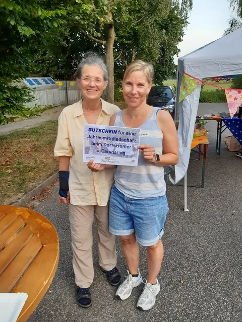 Beim Straßenfest in der Hermann-Burgdorf-Straße übergab Mitorganisatorin Alexa Vetter (li.) den Hauptpreis des Quizzes, eine Jahresmitgliedschaft beim Carsharing-Projekt der Dorfstromer, an Susanne Wernicke, die den Preis für ihre Tochter Sarah entgegennahm | Foto: Stadt Buchholz