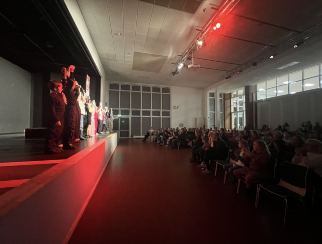Applaus für ein starkes Team: Die Theater-AG des Gymnasiums Tostedt überzeugte mit einer modernen, lebendigen Interpretation des Shakespeare-Klassikers. | Foto: Tina Lüecke