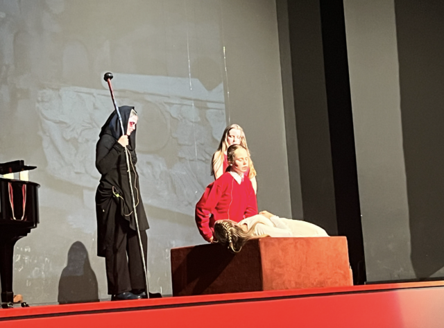 Ergreifend, symbolisch und toll gespielt: Romeo findet die totgeglaubte Julia – Tod und Liebe wachen an ihrer Seite | Foto: Tina Lüecke