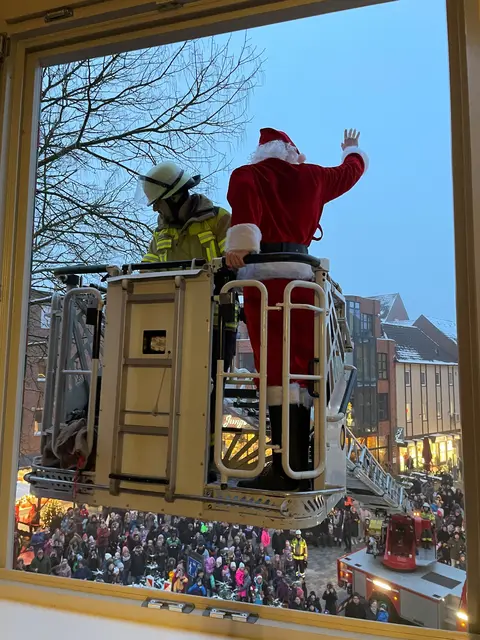 Jedes Jahr am 6. Dezember hängt der Nikolaus am Winsener Rathaus fest | Foto: CityMarketing Winsen