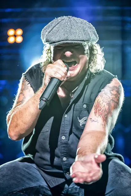 Frontmann Grant Foster und seine Band „We Salute You“ stehen für AC/DC-Sound und Show auf Weltniveau | Foto: Jana Breternitz