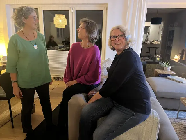 Barbara Böckmann (63, ganzheitliche Masseurin und Rebalancing) findet mit Katrin Frahm (57, Heilpraktikerin) und Ursula Bellgardt (67, Kinesiologin) Austausch unter Gleichgesinnten (v.l.n.r) | Foto: Sandra Polenz
