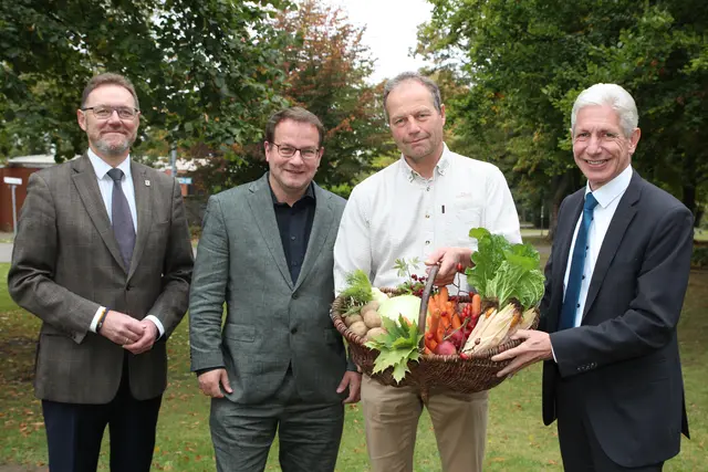 Symbolische Übergabe der Erntegaben: Erster Kreisrat Josef Nießen (v.li. ), Kreislandwirt Martin Peters, Kreislandvolkvorsitzender Wilhelm Neven und Landrat Rainer Rempe  | Foto: Landkreis Harburg