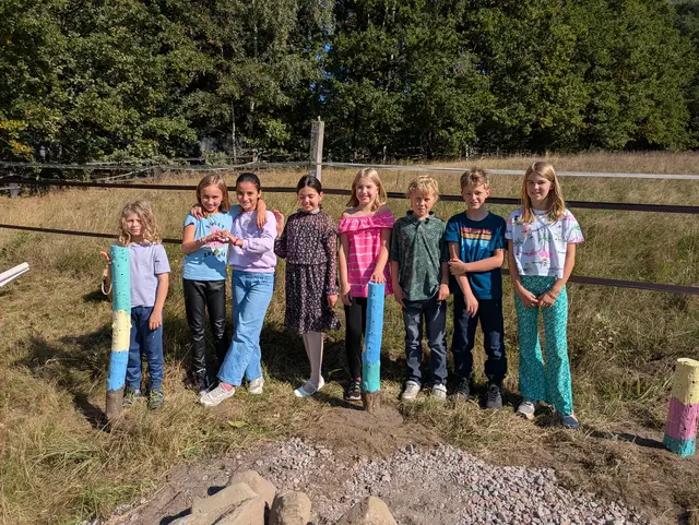 Nachwuchs-Wildbienenexperten: Lukas Prenz (4d, v. li.), Emma Rusani (4a), Aminah Aljesri (4a), Leen Kattan (4a), Lilith Kassler (4a), Falk Fischer (4a), Mika Albert (4a), Karolina von Rothkirch und Panthen (4a) mit den selbst hergestellten Nisthilfen | Foto: Petershagen