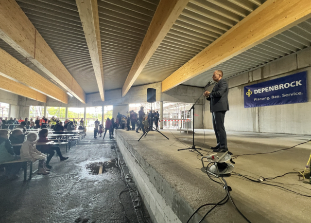 Bürgermeister Tobias Handtke sprach beim Richtfest über die Bedeutung des Neubaus und dankte allen Beteiligten für die gute Zusammenarbeit. | Foto: Tina Lüecke