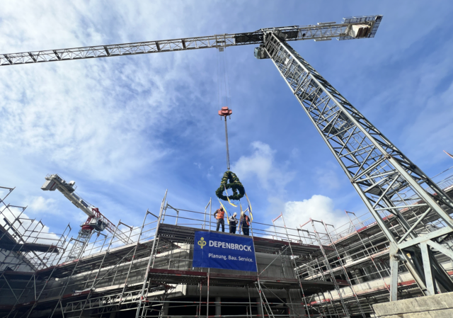 Die Richtkrone über dem Neubau stand sinnbildlich für den gelungenen Baufortschritt in Neu Wulmstorf | Foto: Tina Lüecke